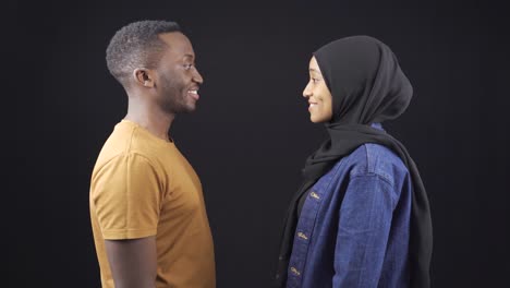 Zärtliches-Afrikanisches-Muslimisches-Paar,-Das-Liebevoll-In-Die-Kamera-Schaut-Und-Lächelt